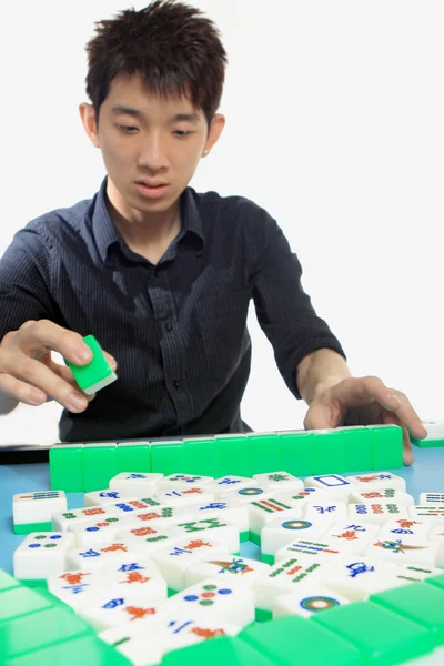 Kinesisk man spela mahjong, traditionella Kina gamble. — Stockfoto
