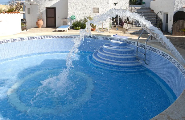 Ein Schwimmbad mit Wasser füllen — Stockfoto