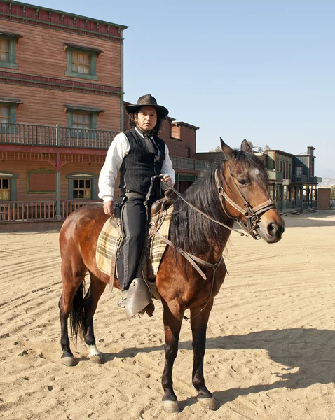 Cowboy Sceriffo seduto su un cavallo — Foto Stock