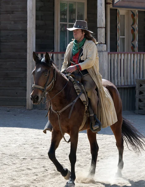 Cowboy montando seu cavalo — Fotografia de Stock