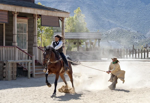 Sheriff een bandiet door touw van zijn paard te slepen — Stockfoto