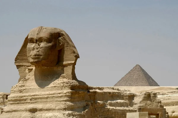 Sphinx and Chefren pyramid — Stock Photo, Image