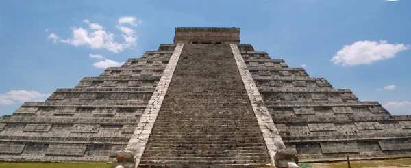 Чичен-Іца піраміда — стокове фото