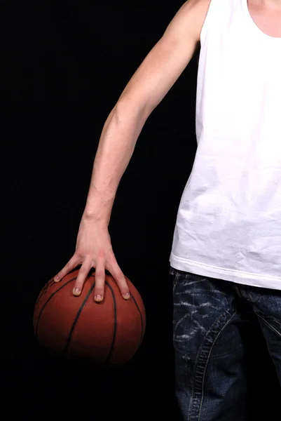 Käsivarsi ja koripallo — kuvapankkivalokuva