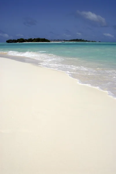 Пустынный Мальдивский остров — стоковое фото