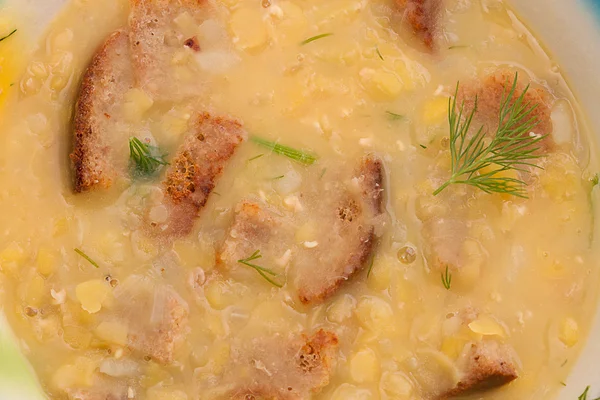 エンドウ豆のスープ トースト添え — ストック写真