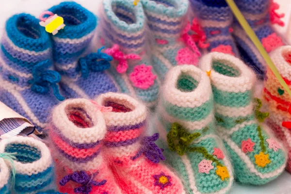 Sfondo delle scarpe per bambini lavorate a maglia — Foto Stock