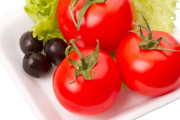 Tomates y aceitunas en la hoja de lechuga —  Fotos de Stock