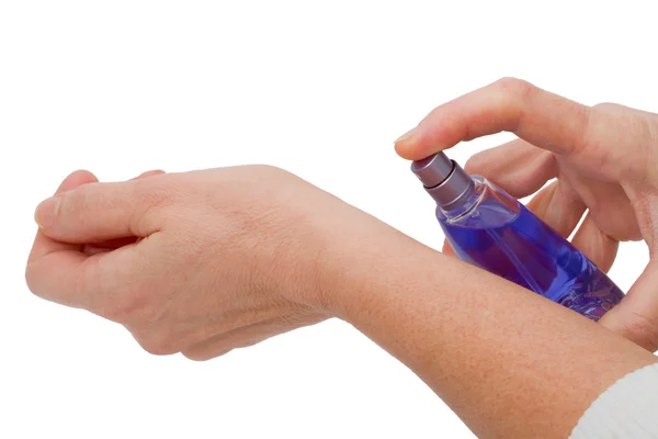 Hände mit einer Flasche Parfüm — Stockfoto