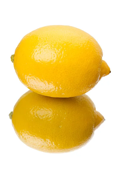 반영을 가진 레몬 — 스톡 사진