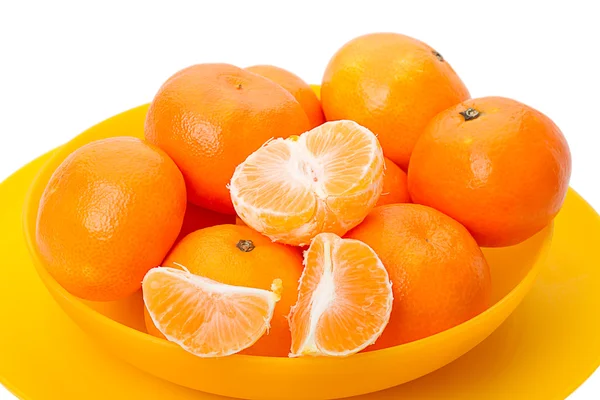 Mandarina naranja en un bol amarillo —  Fotos de Stock
