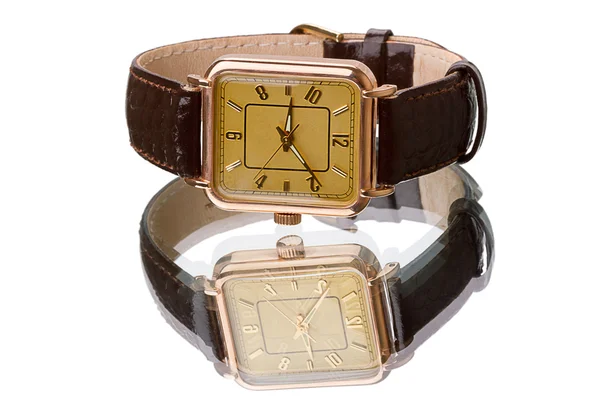Zlaté náramkové hodinky s páskem — Stock fotografie
