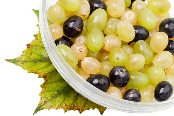 Uve da frutto mature e foglie d'uva — Foto Stock