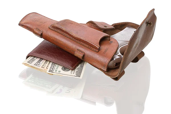 Бумажник с долларами и пистолетом — стоковое фото