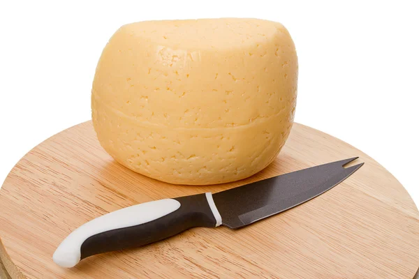 Μαχαίρι και το τυρί σε ένα ξύλο κοπής — Φωτογραφία Αρχείου