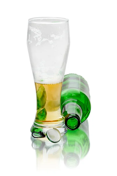 Beer glass and a bottle lying — Stock Photo, Image
