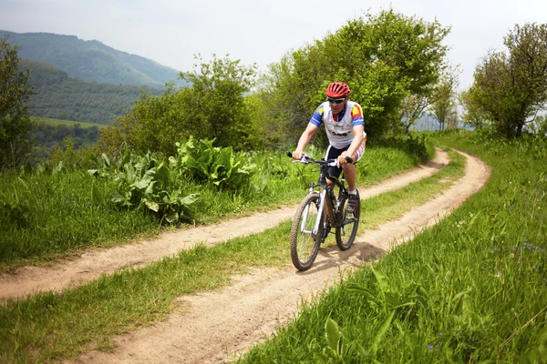 Carrera a campo traviesa de la bici de montaña — Foto de Stock