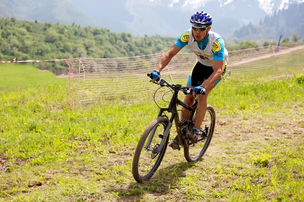 Carrera a campo traviesa de la bici de montaña — Foto de Stock