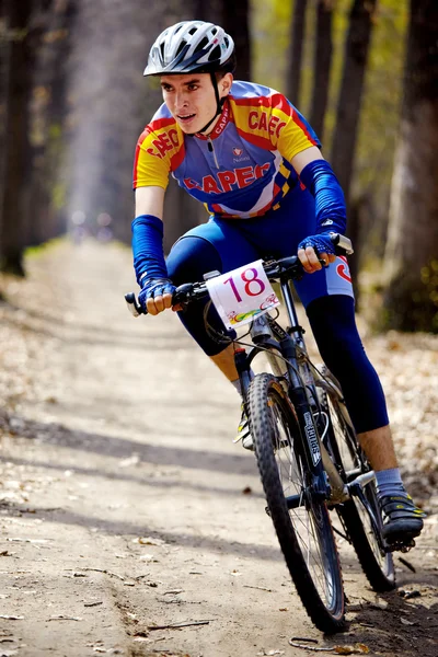 Mountain bike cross-country corrida de revezamento — Fotografia de Stock