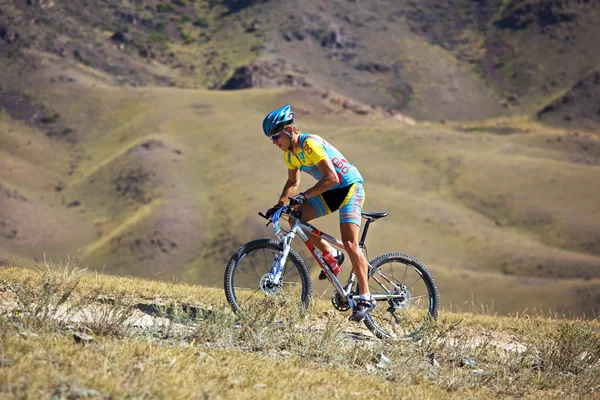 Motociclista montés en carrera de montaña desierto — Foto de Stock
