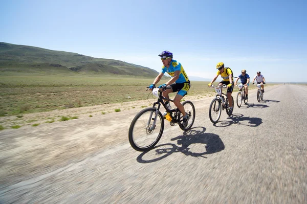 Aventura bicicleta de montaña maranthon en las montañas del desierto —  Fotos de Stock