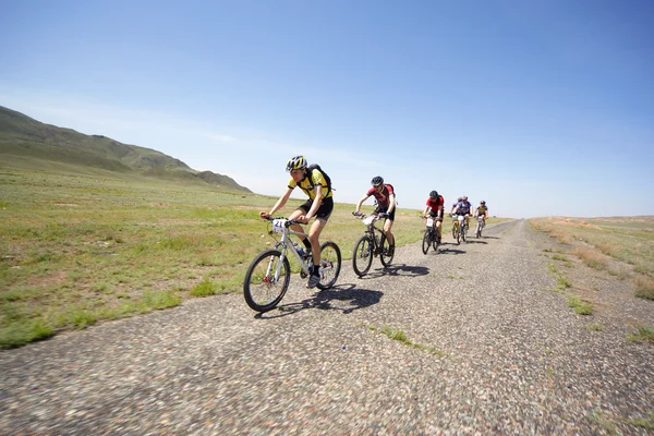 Марантон на горных велосипедах в пустынных горах — стоковое фото