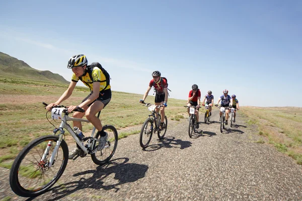 Aventura bicicleta de montaña maranthon en las montañas del desierto — Foto de Stock