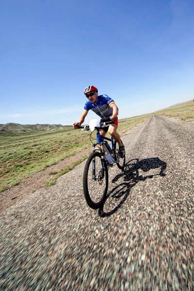 Przygoda mountain bike maratonu w pustyni — Zdjęcie stockowe