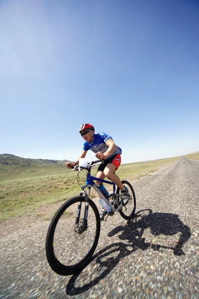 Avontuur berg fiets maranthon in woestijn bergen — Stockfoto