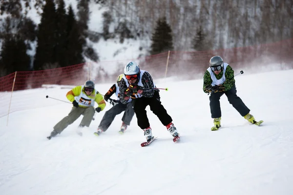 Zima narciarzy i bordercross konkurencji — Zdjęcie stockowe