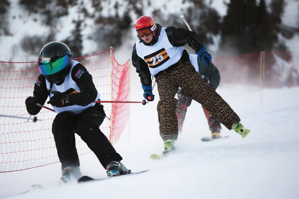 冬季滑雪和 bordercross 的竞争 — 图库照片