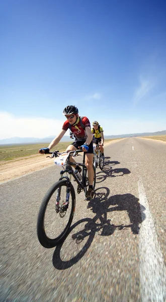 Avontuur berg fiets maranthon in woestijn — Stockfoto