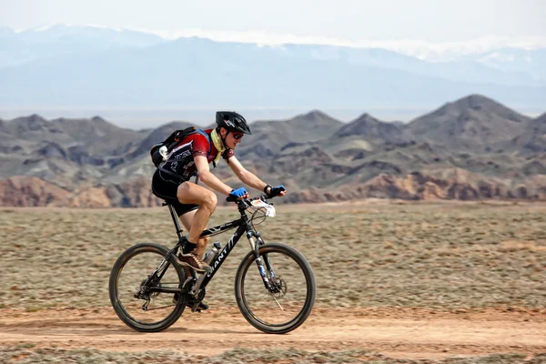 Aventura maratón bicicleta de montaña en el desierto — Foto de Stock