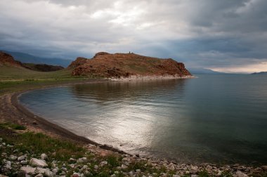 Moğolistan'da dağ gölü