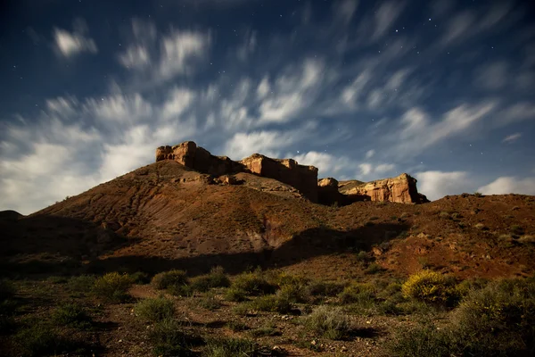 Ночь полнолуния в каньоне — стоковое фото