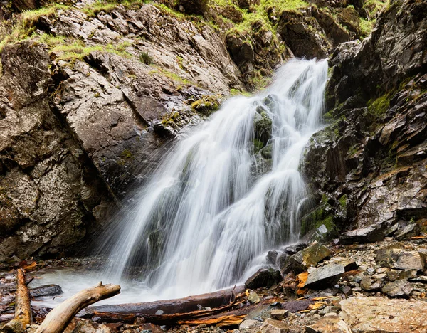 Vattenfall i tien-shan mountains, kazakstan — Stockfoto