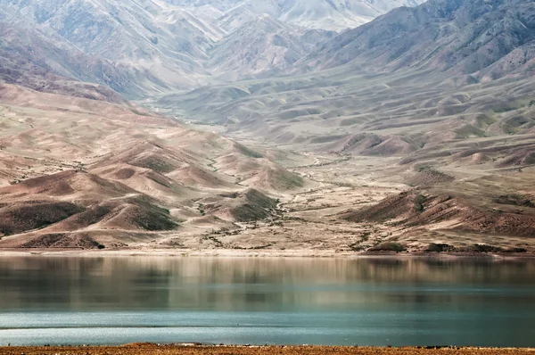 Озеро в пустынных горах Казахстана — стоковое фото