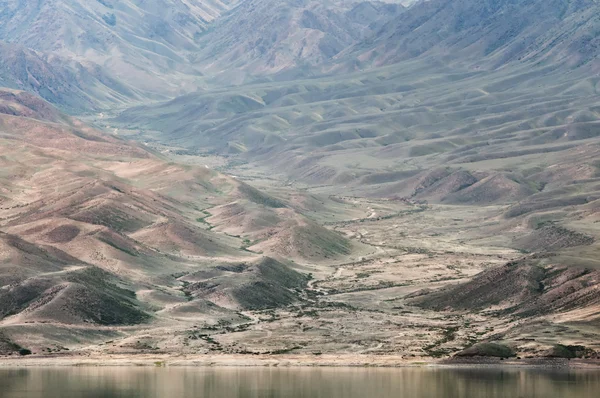 Озеро в пустелі гори, Казахстан — стокове фото