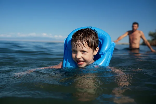Lächelnder Junge beim Schwimmen — Stockfoto