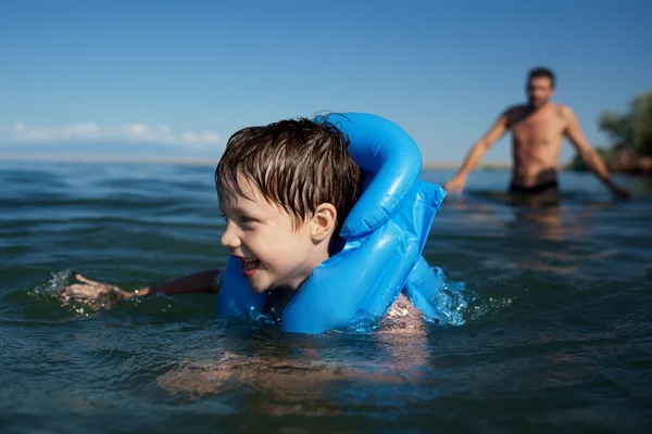 Улыбающийся мальчик плавает — стоковое фото