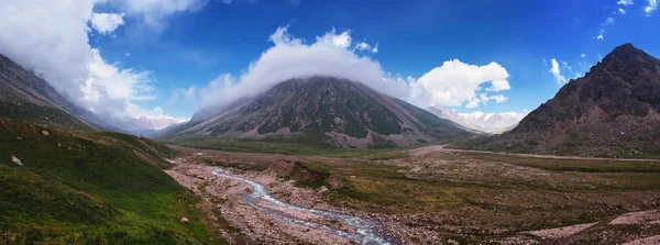Valle del fiume nelle montagne Tien-Shan, Kazakistan — Foto Stock