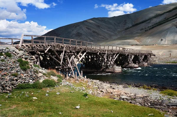 Antiguo puente de madera en Mongolia — Foto de Stock