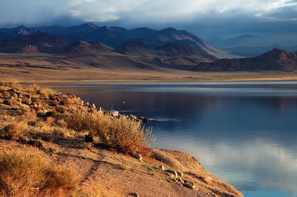 Shatsagay nuur lago en Mongolia — Foto de Stock
