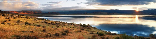 Alba sul lago Shatsagay Nuur in Mongolia — Foto Stock