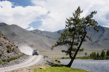 Moğolistan'da çöl Dağ yolu