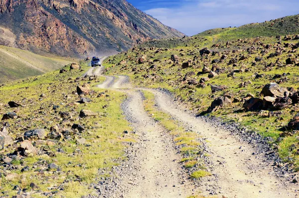 Пустынная горная дорога Монголии — стоковое фото