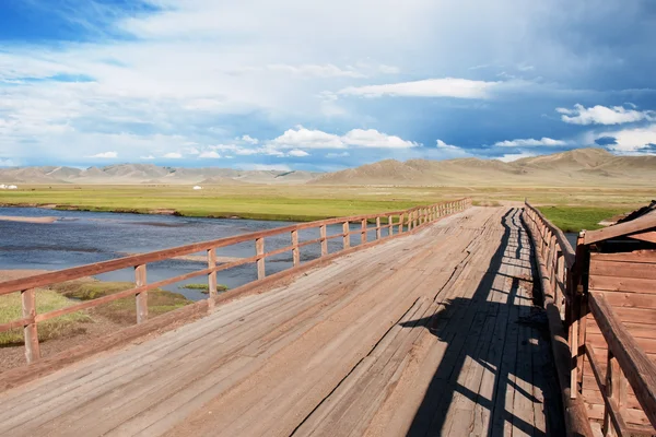 Gamla träbro i Mongoliet — Stockfoto