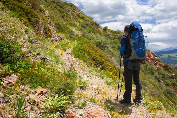 Escursionista con zaino in montagna — Foto Stock