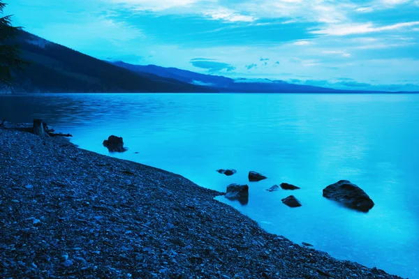 O świcie na jezioro Hovsgol, Mongolia — Zdjęcie stockowe