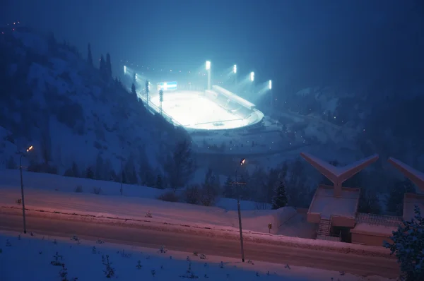 Riesige Eisbahn im dichten Nebel bei Sonnenuntergang lizenzfreie Stockbilder